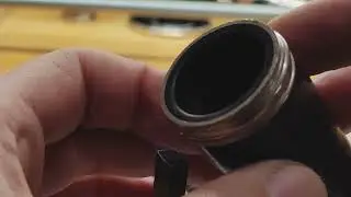 Removing the rings from a clarinet. Metallring von der Klarinette entfernen.