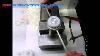 Unthreads by hand for plastic cap with threads for  plastic injection mold