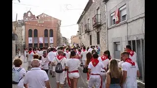 Desfile de peñas y pasacalles de San Fermín de las Fiestas de Portillo 2025