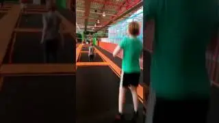 3 Saltos hintereinander im Trampolinpark Jump 25