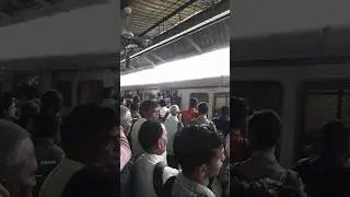 जोरदार पाऊसामुले मुंबई लोकल उशिराने #mumbaillocal #localupdate #shorts #AnorMohite #mumbairain