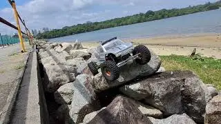 Rock crawling at Yishun Dam. Chunky rocks. #rccrawleradventure #rccrawler #crawler #rockcrawling 