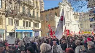 Le cortège s’élance sur le Vieux-Port de Marseille