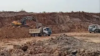 VOLVO LOADING SOIL VS VOLVO FM 440