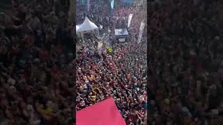UTMB 2023 Start line atmosphere - clapping in time of the runners