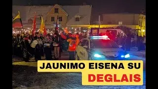 Jaunimo eisena su deglais per Klaipėdą