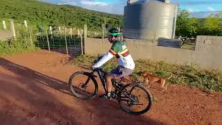 Caloi E-vibe ELite FS pedalando com a fam&iacute;lia