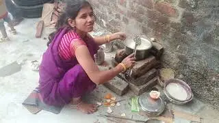 Aaj meri syster chulhe per khana banaa rahi hi