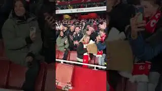 Goalkeeper David Raya gave a gift to the little girl| BLV Xoi Lac TV