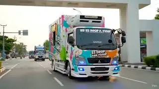 Truk box melintas 