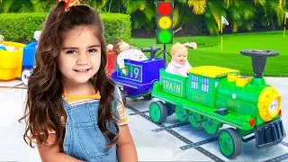 Mia và Nastya chơi với đồ chơi và biến những thứ nhỏ bé thành những thứ lớn