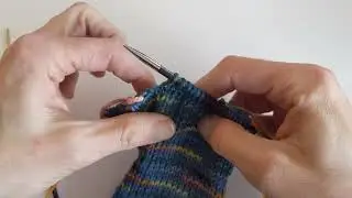 Simplingo wristwarmer, transfer thumb gusset stitches onto spare yarn.