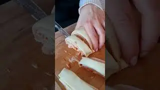 Ślimaczki z ciasta francuskiego z szynką i serem. Pyszna przekąska na każdą okazję!