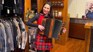 Claudia Hinker spielt 