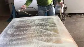 Proceso de encolado con pistola de aire comprimido.