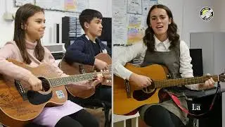 „A ruginit frunza din vii” | Pune mâna pe chitară în școală