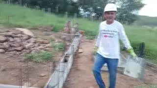 coluna no muro de pedra