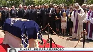 Urna de Maria Barroso levada ao som de aplausos para o jazigo da família
