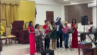 Ángeles cantando están 