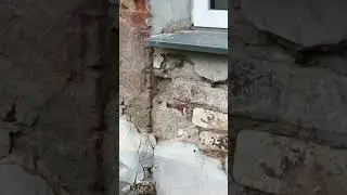 Здание провалилось в землю. Окна из древних арок