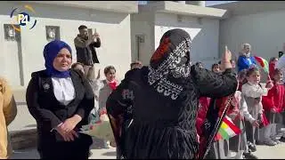 ببینە ئەم ژنە مامۆستایە چۆن قوتابییەکانی فێری خۆشەویستی ئاڵا و نەتەوە دەکات.