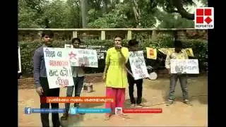 Police enter FTII, arrest five students