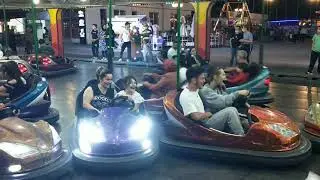 lunaparkta eğlenceli çarpışan arabalar