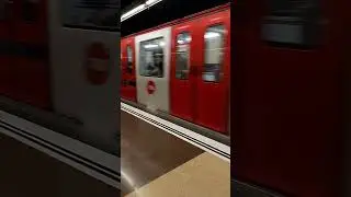 Series 2100 cruz&aacute;ndose en Llacuna 🚇 #metro #llacuna #viralshort
