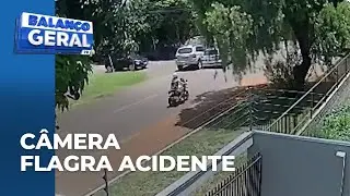 Câmera de segurança flagra acidente entre carros; um deles desce barranco antes de atingir casa