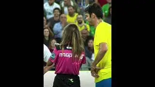She gave Kak&aacute; a yellow card for taking a selfie with him 😂❤️&zwj;🩹