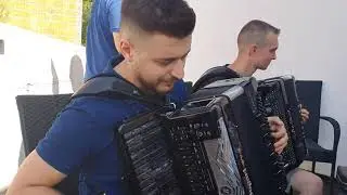 Haris Kaltak isprobava elektronsku harmoniku