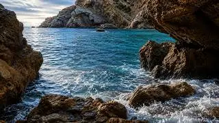 Natural ASMR: Ocean Waves in Rocks & Ultra Relaxing Echo 4K