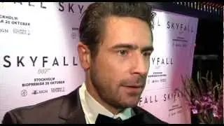 Ola Rapace p&aring; galapremi&auml;ren av Bond filmen Skyfall.