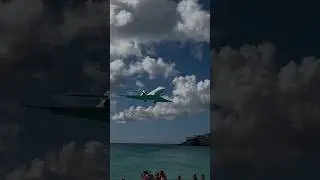 LOW FLYING PLANES in St. Maarten!