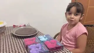 Ajudando a fazer os Docinhos ( Brigadeiro )