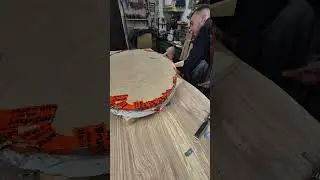 Odformov&aacute;n&iacute; epoxydov&eacute;ho stolu. 🔨🔨#woodworking #epoxyresin #truhlarstvi #epoxytable #woodentable