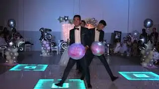 HERMOSA QUINCEAÑERA SORPRENDE CON VALS DE ESFERAS LUMINOSAS