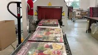 Kalender und andere Produkte automatisch in Folie verpacken/einschwei&szlig;en und einschrumpfen in Folie