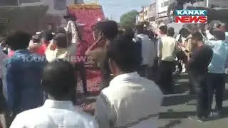 Distress Sale of Onion, Farmers Protest By Throwing Onions On Streets
