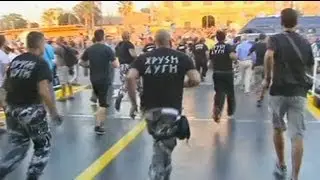 Grèce : des militants d'extrême-droite attaquent un fourgon de police
