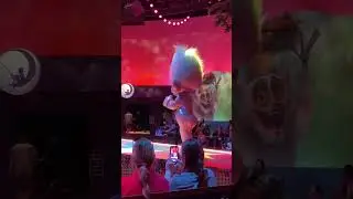 Trolls at Universal! 😮 #universal #universalorlando #trolls #dance #party