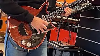 Brian May delays with the new LINE6 Helix Stadium XL Floor