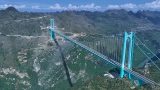 China achievesanother feat:buildingtheworld's tallest bridge,standing at 625meters中国再创奇迹625米架起世界第一高桥