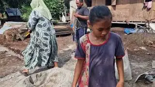 Hari ini kita lanjutkan pemasangan batu pondasi rumah kak Nana 