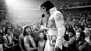 DRUNK man interrupts Elvis mid performance &mdash; Elvis&rsquo;s comeback left the whole arena STUNNED