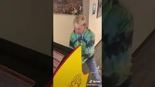 Amazing! Ellen Degeneres enjoy playing Video game