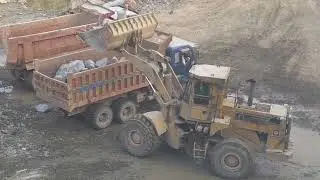 Wheel loader rock loading into dump trucks