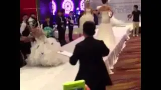Model in wedding dress falls down during a Chinese bridal fashion show