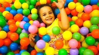 Learn Counting Numbers for Kids in a Huge Indoor Playground Ball Pit
