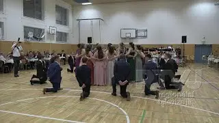 Hrušecká chasa dočasně vyměnila kroj za obleky a plesové šaty